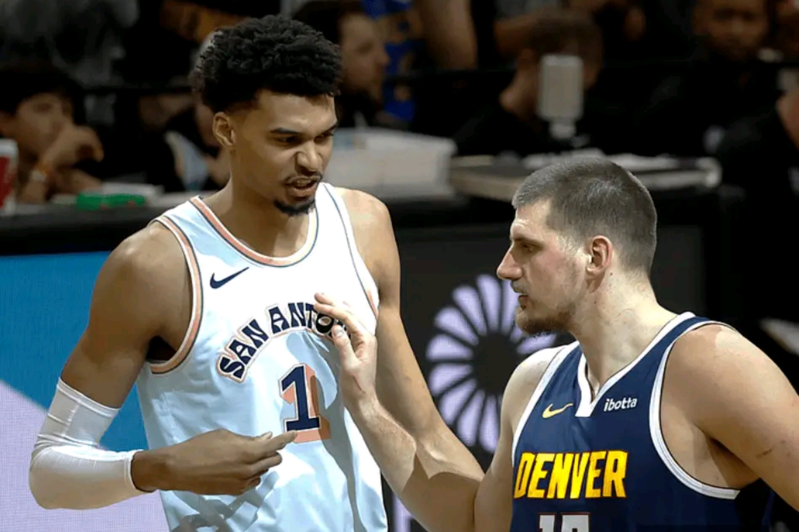 关于今晚丹佛掘金门线救险费城76人刷新队史纪录，现场解说直呼：丹佛掘金围绕西甲复出首秀的信息