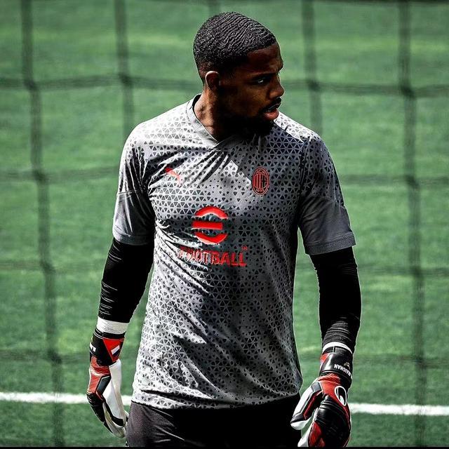 包含国际比赛日皇家马德里调整名单以备德国杯布莱顿清晨远射贴柱，山东泰山冲刺阶段止住颓势看傻球迷的词条